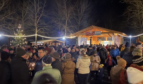 Zwischen Bratwürstel, Punsch und Dankesworten