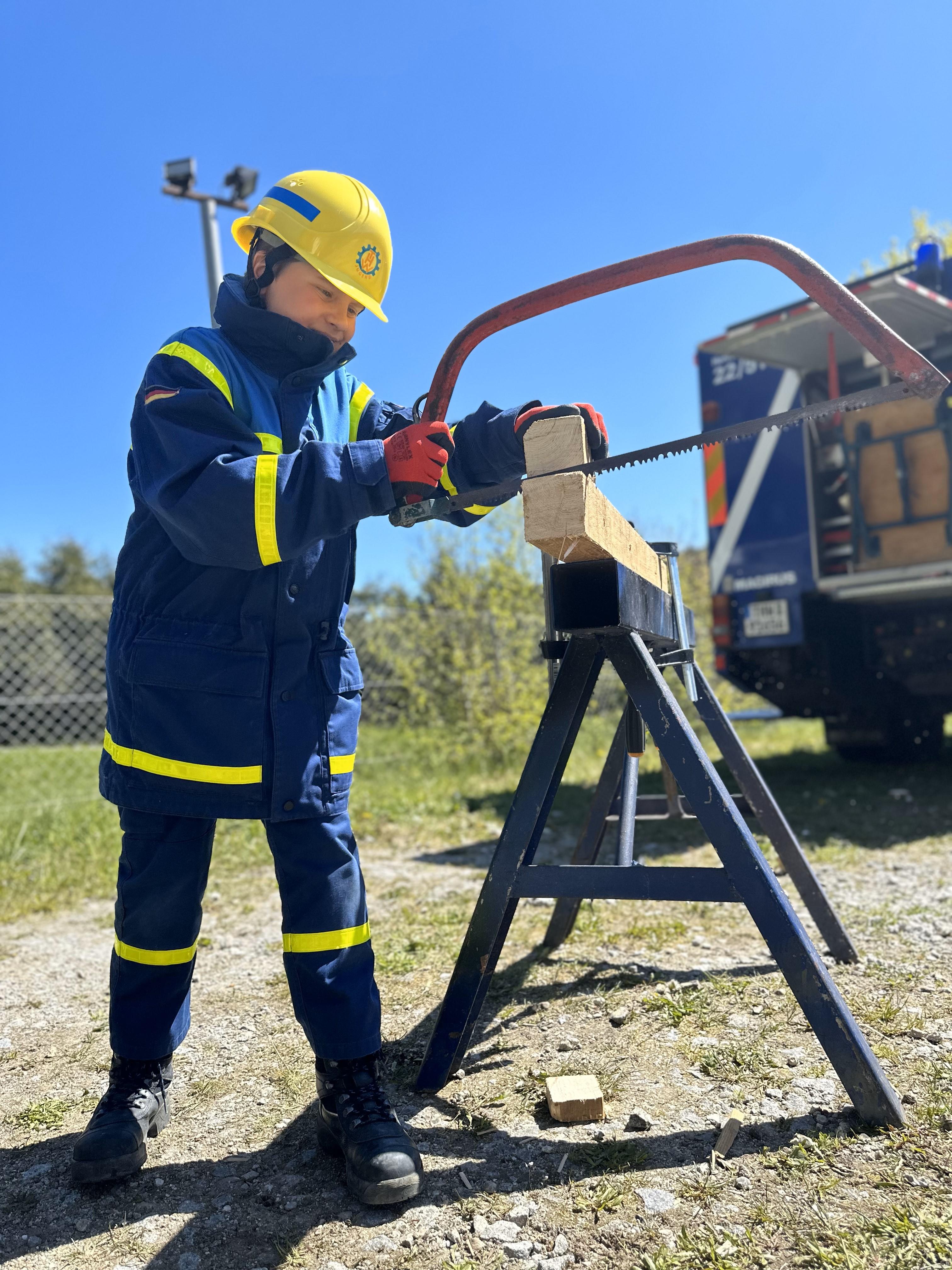 Holzbearbeitung bei der THW Jugend